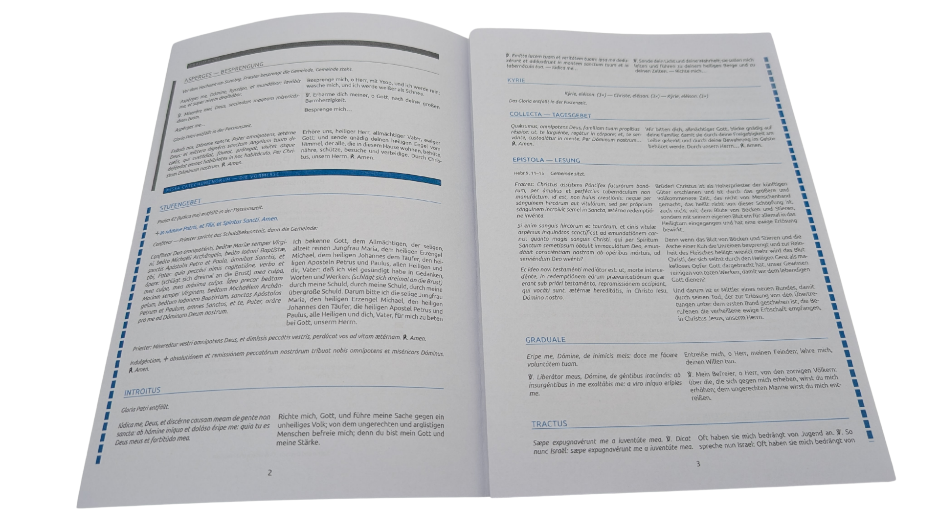 Aufgeschlagenes Booklet mit zweispaltigem Layout: lateinischer Text links, deutsche Übersetzung rechts — Asperges, Stufengebet, Introitus